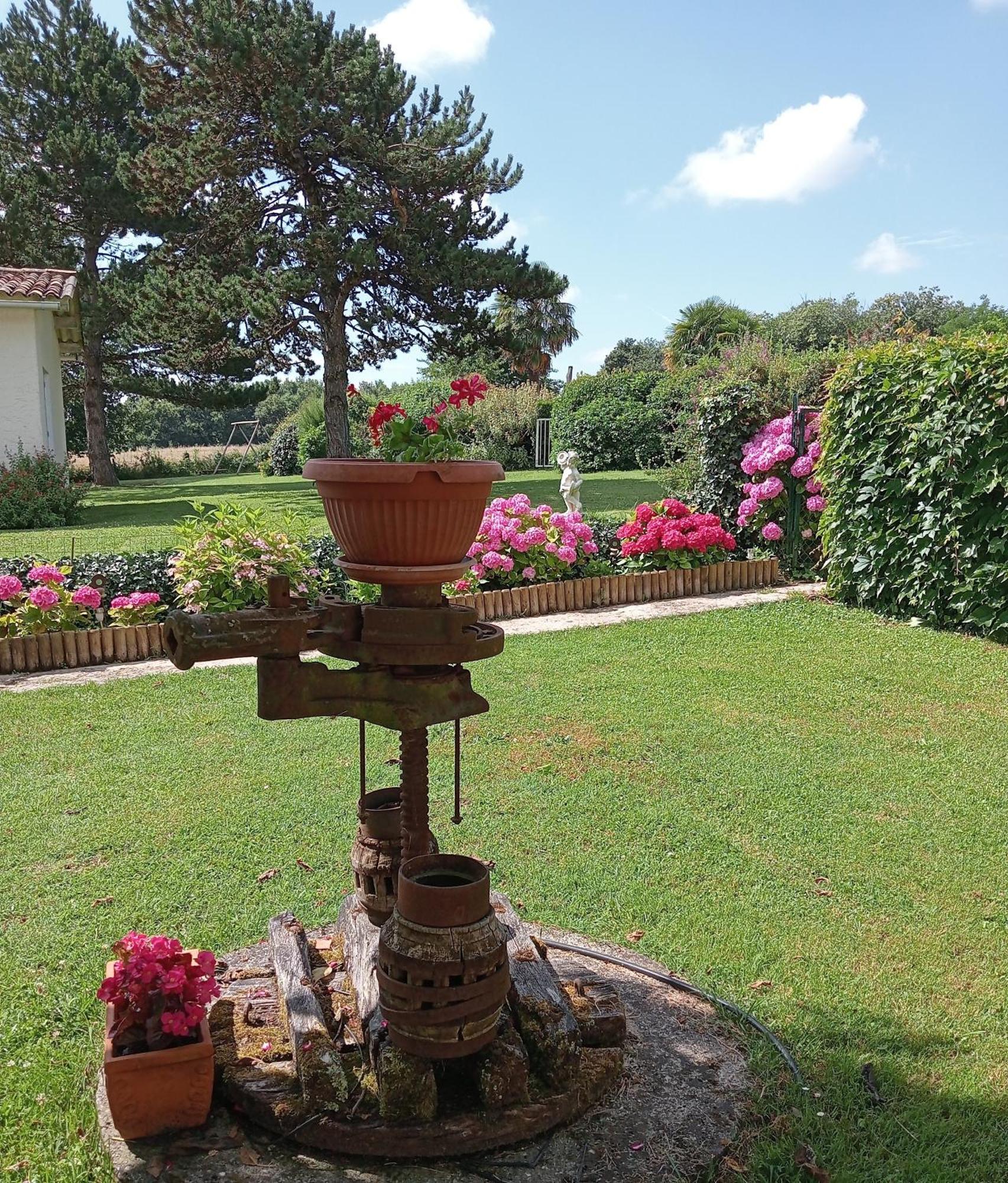 Gites Chez Belliveau Meursac Exterior foto